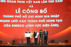 La cérémonie de remise du certificat d'adhésion de Hô Chi Minh-Ville au Réseau des Villes créatives de l'UNESCO (domaine du cinéma). Photo : VNA