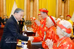 Le secrétaire général du Parti et président To Lam rencontre à Hanoï les personnes âgées exemplaires. Photo : VNA