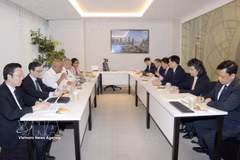 La séance de travail entre Nguyen Duy Ngoc, secrétaire du Comité central du Parti communiste du Vietnam, chef de la Commission centrale d’organisation du Parti et chef adjoint permanent du Comité directeur central sur le développement des sciences, des technologies, de l’innovation et de la transformation numérique (Comité directeur 57) et les responsables de l’Autorité de gestion de la ville portuaire de Colombo, au Sri Lanka. Photo : VNA