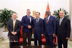 Le ministre des Affaires étrangères, Le Hoai Trung et des délégués. Photo : VNA