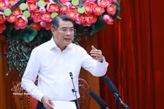 Le Premier ministre Le Minh Hung travaille avec le Comité permanent du Comité du Parti de la province de Vinh Long. Photo : VNA