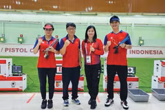 Le duo Pham Quang Huy (1er à droite) et Trinh Thu Vinh (1re à gauche) a remporté l’or au pistolet à air comprimé à 10 m mixte à la Coupe d’Asie 2025. Photo : CTV/CVN 
