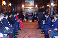 Le secrétaire général du Parti et président de la République To Lam rencontre Mme Gwynne Shotwell, présidente-directrice générale de SpaceX. Photo : VNA
