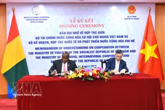 Le 20 août, à Hanoï, le ministre vietnamien des Finances Ngo Van Tuan (droite) et le ministre guinéen du Plan, de la Coopération internationale et du Développement Ismaël Nabé ont signé un mémorandum d’entente entre leurs deux ministères. Photo : VNA