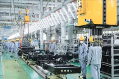 Des ouvriers de montage automobile au complexe de fabrication et d'assemblage automobile THACO. Photo d'illustration : VNA