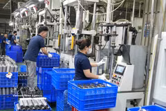 Ligne de production de la société par actions Thang Long Packaging Production and Import-Export dans le quartier de Tu Son, Bac Ninh. Photo : VNA