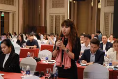 Le dialogue entre l'autorité locale et les entreprises d'investissement direct étranger à Dong Nai. Photo : VNA