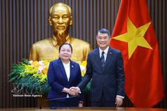 Le Premier ministre Le Minh Hung et Sisay Leudetmounsone, secrétaire du Comité central et cheffe de la Commission centrale de l’organisation du Parti populaire révolutionnaire lao. Photo : VNA