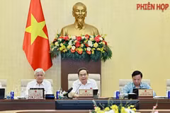 Le Comité permanent de l’Assemblée nationale, sous la présidence de Tran Thanh Man (Centre), président de l’Assemblée nationale, a examiné dans l’après-midi du 29 juillet les orientations de la révision de la Loi sur les activités immobilières. Photo : VNA