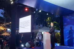 L’ambassadeur Olivier Brochet prend la parole lors de la cérémonie. Photo : Vietnam+