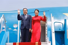 Le président de l’Assemblée nationale du Vietnam Trân Thanh Mân et son épouse Nguyên Thị Thanh Nga partent pour la Malaisie. Photo : VNA