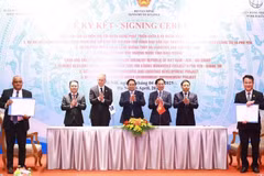 Le Premier ministre Pham Minh Chinh (centre) à la cérémonie de signature. Photo : VNA