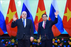 Le Premier ministre vietnamien Pham Minh Chinh (droite) et le Premier ministre russe, Mikhaïl Michoustine à Hanoï. Photo : VNA