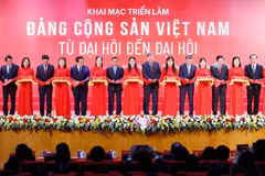Le secrétaire général Tdu Parti To Lam et les responsables procèdent à la coupure du ruban inaugural. Photo : VNA