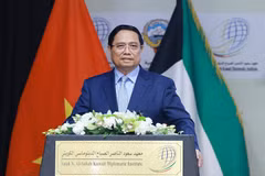 Le Premier ministre Pham Minh Chinh prononce un discours de politique à l’Académie diplomatique du Koweït. Photo : VNA