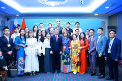 Le Premier ministre Le Minh Hung rencontre la communauté vietnamienne en Russie. Photo : VNA