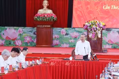 Le secrétaire général du Parti To Lam travaille avec les dirigeants de la ville de Can Tho et des provinces de Soc Trang et Hau Giang. Photo : VNA