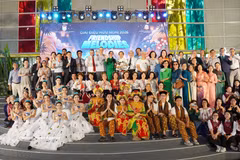 Les délégués, invités internationaux et troupes artistiques posent pour une photo commémorative. Photo : VNA