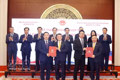 Cérémonie de signature d'accords de coopération entre entreprises vietnamiennes et chinoises. Photo : VNA
