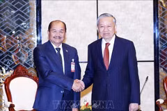 Le secrétaire général du Parti communiste du Vietnam, To Lam, et Kikeo Khaykhamphithoune, président du Front lao pour l’édification nationale, à Vientiane. Photo : VNA