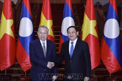 Le secrétaire général du Comité central du PCV, To Lam (gauche) et le Premier ministre lao, Sonexay Siphandone à Vientiane. Photo : VNA