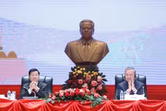 Le secrétaire général du PCV, To Lam (droite), a coprésidé à Vientiane, avec le secrétaire général du PPRL et président lao, Thongloun Sisoulith, une réunion consacrée à l’information sur les résultats du 14e Congrès national du PCV. Photo : VNA