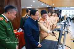 Le Premier ministre Pham Minh Chinh se rend auprès des forces de sécurité à la veille du Nouvel An lunaire. Photo : VNA