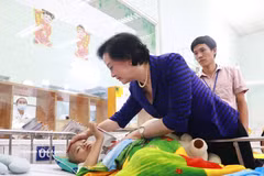 La vice-Première ministre Pham Thi Thanh Tra rend visite aux enfants hospitalisés à l'Hôpital pédiatrique No 2 de Hô Chi Minh-Ville et leur apporte des cadeaux. Photo : VNA