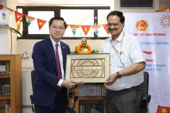 L'ambassadeur Nguyen Thanh Hai (gauche) offre une photo de timbres vietnamiens au représentant de la Bibliothèque du Secrétariat central de l'Inde. Photo : VNA