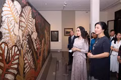 Ngo Phuong Ly présente à Leyla Aliyeva de nombreuses œuvres d'art, reflétant l'identité culturelle et la profondeur historique du peuple vietnamien. Photo : VNA