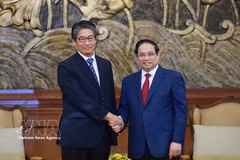 Le Premier ministre Pham Minh Chinh (droite) et l’ambassadeur du Japon au Vietnam, Ito Naoki à Thanh Hoa. Photo : VNA
