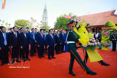 Le Premier ministre Pham Minh Chinh rend hommage au dirigeant historique Pham Van Dong. Photo : VNA