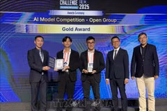 Luong Duc Long du groupe Viettel (deuxième à droite) et Nguyen Hoang Vu, ingénieur en intelligence artificielle et PDG de la startup AIZ (troisième à droite) reçoivent le premier prix du concours. Photo : VNA