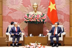 Le président de l’Assemblée nationale, Tran Thanh Man (droite), et le président de l’Association d’amitié République de Corée -Vietnam, Lee Shin Jae. Photo : VNA