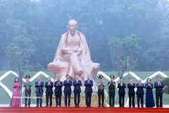 La cérémonie marquant l’inauguration de la statue « Oncle Ho avec la nation en fête ». Photo : VNA