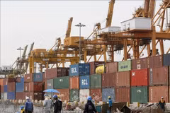 Des marchandises sont chargées dans un port de Bangkok, en Thaïlande. Photo : AFP/VNA