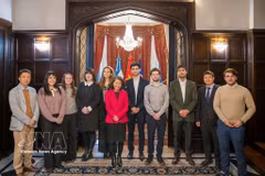 L’ambassadeur Ngo Minh Nguyet et un groupe de jeunes experts du Conseil argentin des relations étrangères (CARI). Photo : VNA