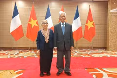 Le professeur Trân Thanh Vân et la professeure Lê Kim Ngoc sont promus au grade d’Officier de la Légion d'honneur (Ordre national de la Légion d'honneur) par le président de la République française. Photo :baochinhphu