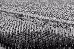 Les moments marquants du défilé militaire et populaire lors de la Fête nationale du 2 septembre 1975