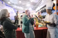 Des touristes au Festival gastronomique de Quang Ninh 2024. Photo : VNA