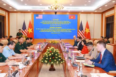 Nguyen Truong Thang, vice-ministre de la Défense et Mme Jennifer Wicks, ambassadrice des États-Unis d'Amérique, s'entretiennent avant la signature de l'accord. Photo : VNA