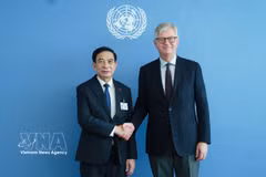 Le général d’armée Phan Van Giang, vice-Premier ministre et ministre de la Défense (gauche) et Jean-Pierre Lacroix, secrétaire général adjoint de l’ONU chargé des opérations de maintien de la paix. Photo : VNA