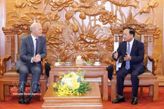 Le chef de la Commission centrale de la sensibilisation, de l’éducation et de la mobilisation des masses du Parti, Trinh Van Quyet, a reçu dans l’après-midi du 16 juin à Hanoï l’ambassadeur du Canada au Vietnam, Jim Nickel. Photo : VNA