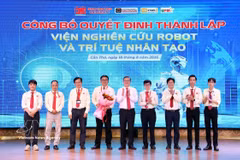 Les dirigeants de l’Institut de recherche en robotique et en intelligence artificielle DNC. Photo : VNA