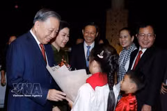 Les représentants et le personnel de l'ambassade ainsi que la communauté vietnamienne de Singapour accueillent le secrétaire général et président To Lam et son épouse. Photo : VNA