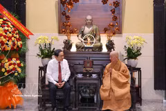Le président de l’Assemblée nationale vietnamienne, Tran Thanh Man et le Vénérable Thich Tri Quang, patriarche suprême du Conseil de patronage de la Sangha bouddhiste du Vietnam. Photo : VNA