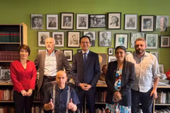 L'ambassadeur Đô Hung Viêt (Centre) et des communistes américains. Photo : VNA
