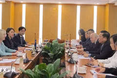 Le ministre vietnamien de la Construction, Tran Hông Minh, a reçu le 1er août à Hanoï Mme Gillian Bird, ambassadrice d’Australie au Vietnam, pour discuter du renforcement de la coopération bilatérale dans le domaine des infrastructures. Photo : VNA