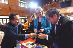 Le secrétaire provincial du Parti Nguyen Van Duoc a adressé ses vœux de Nouvel An aux entreprises et aux consulats des pays qui ont accompagné Long An. Photo : touitre.vn