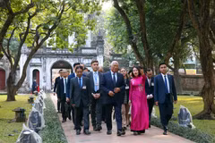 Le président du Conseil européen visite le Temple de la Littérature et la ligne de métro N°3 de Hanoï